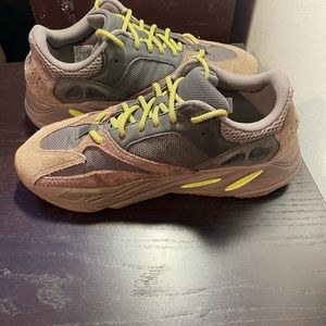Size 10.5 - Yeezy 700 v2 Muave